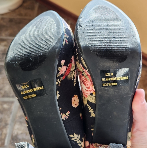 Floral raised heels - Picture 3 of 3